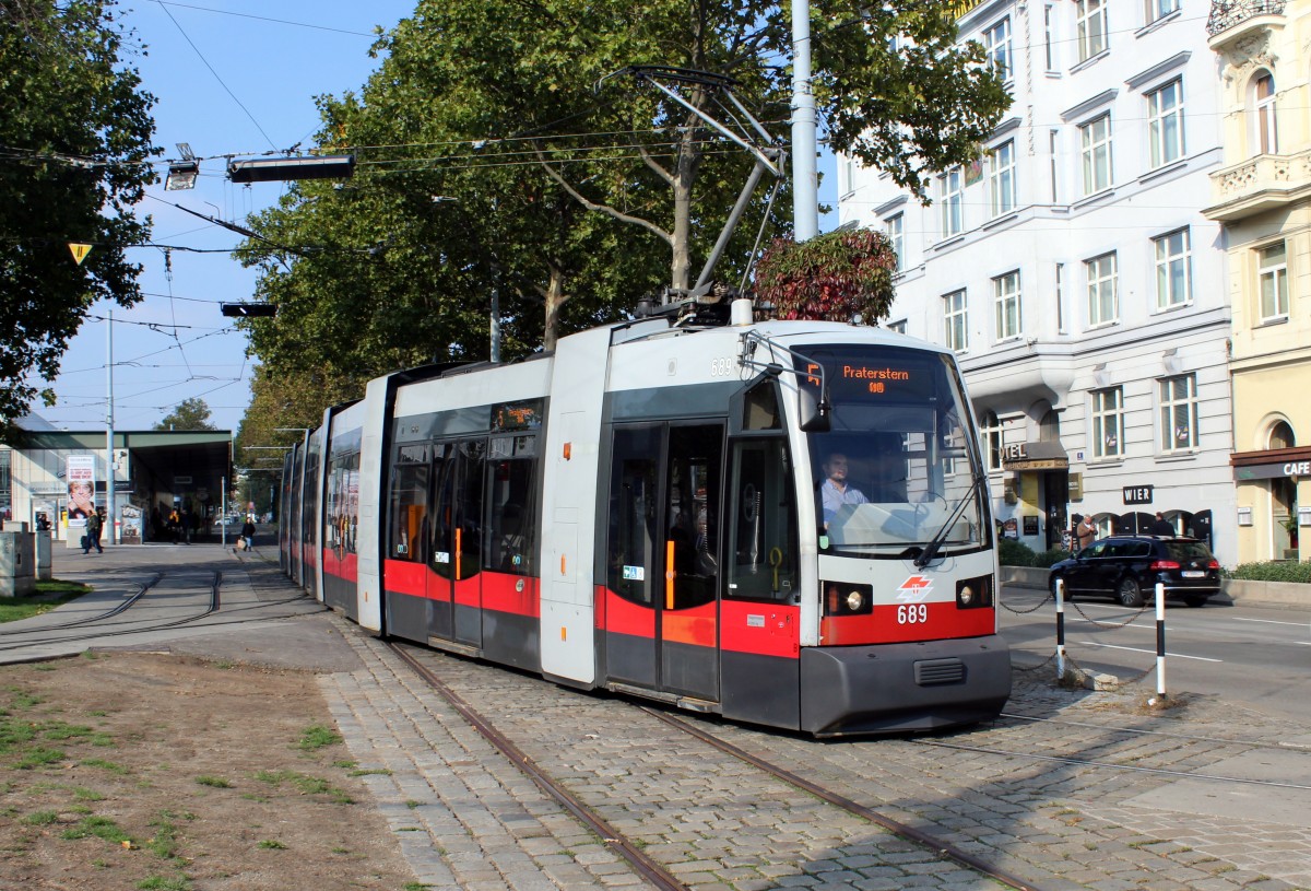 Wien Wiener Linien Straßenbahntypen in Betrieb. - Stand: Mitte Oktober 2015. - ULF B 601 - 701 SGP / Siemens 1995 - 2005. - Foto: B 689 als SL 5 Neubaugürtel / Mariahilfer Straße am 12. Oktober 2015.
