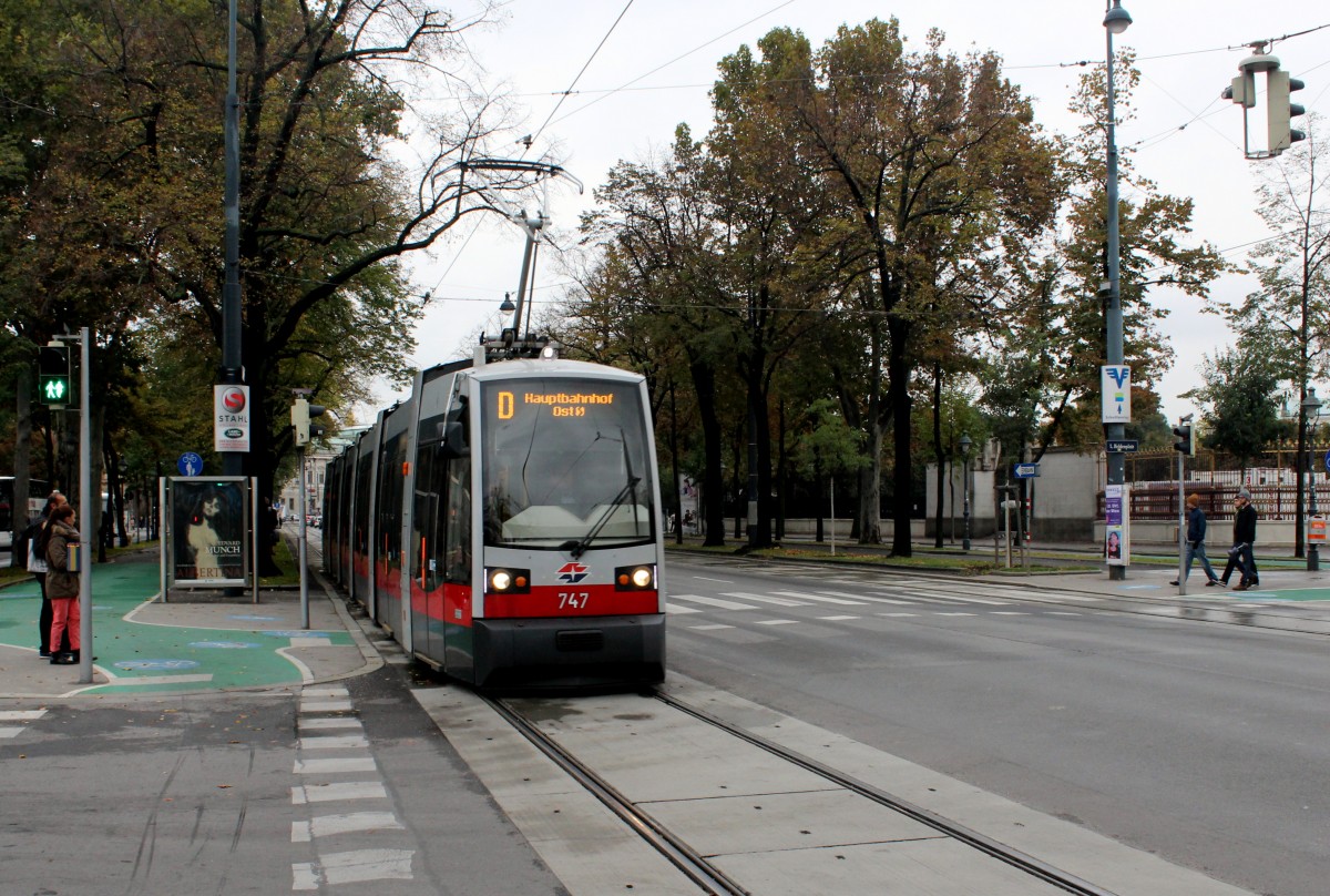 Wien Wiener Linien Straßenbahntypen in Betrieb. - Stand: Mitte Oktober 2015. - B1 702 - 801 Siemens ab 2009 (einige Tw der Serie sind noch im Bau). - Foto: B1 747 als SL D Burgring am 14. Oktober 2015.