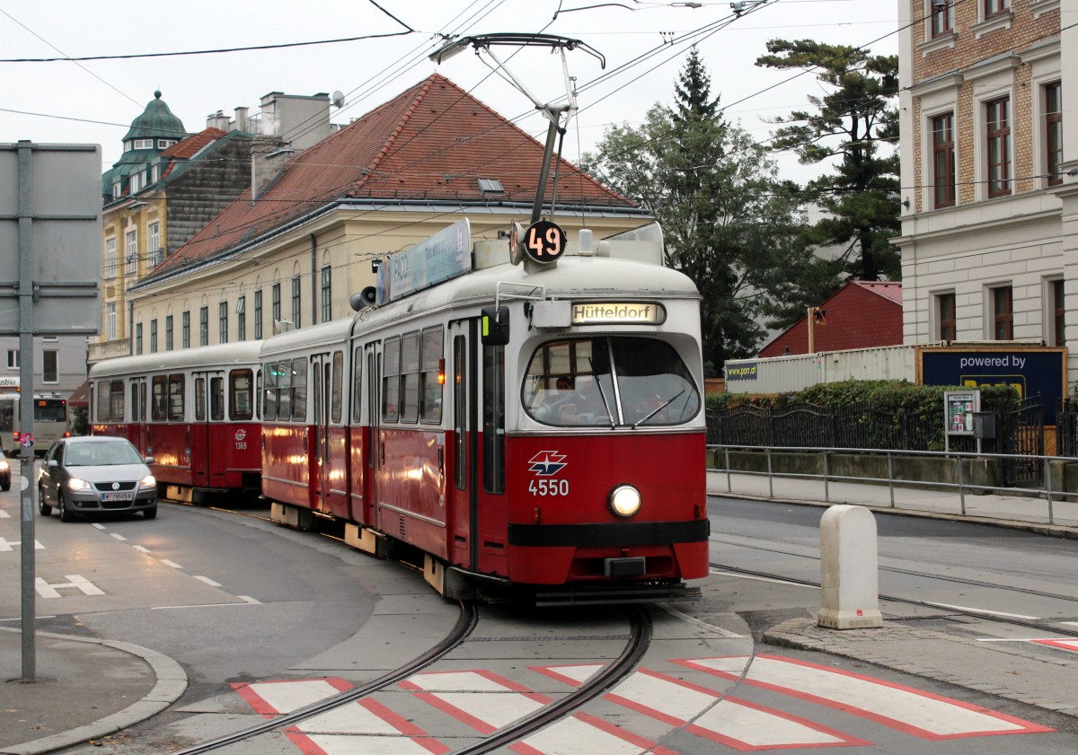 Wien Wiener Linien Straßenbahntypen in Betrieb. - Stand: Mitte Oktober 2015. - E1 4461 - 4560 Lohner / ROTAX 1967 - 1976 (viele Tw dieser Serie sind schon ausgemustert und an andere Straßenbahnbetriebe verkauft). - Foto: E1 4550 (Bj 1975) als SL 49 Linzer Straße in Hütteldorf am 14. Oktober 2015.