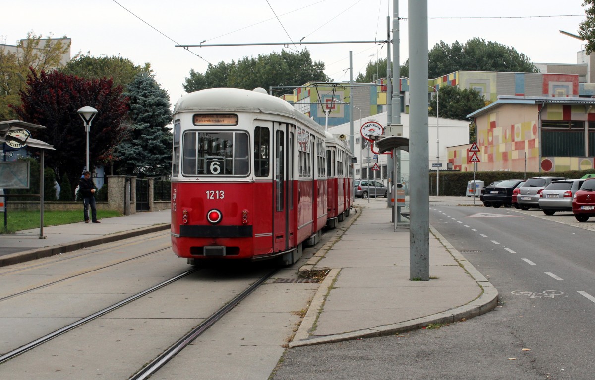 Wien Wiener Linien Straßenbahntypen in Betrieb. - Stand: Mitte Oktober 2015. - Die Beiwagenserie c3, die in den Jahren 1959 - 1962 von der Firma Lohner in Wien-Floridsdorf gebaut wurde, umfasste am Ende der Lieferungen 1962 190 Wagen. Heute gibt es noch einige in Betrieb, die meisten sind aber aus dem Betrieb gezogen. - Foto: Der Bw 1213 (Bj 1961) als SL 6 an der Haltestelle Leberberg in der Svetelskystraße am 12. Oktober 2015.