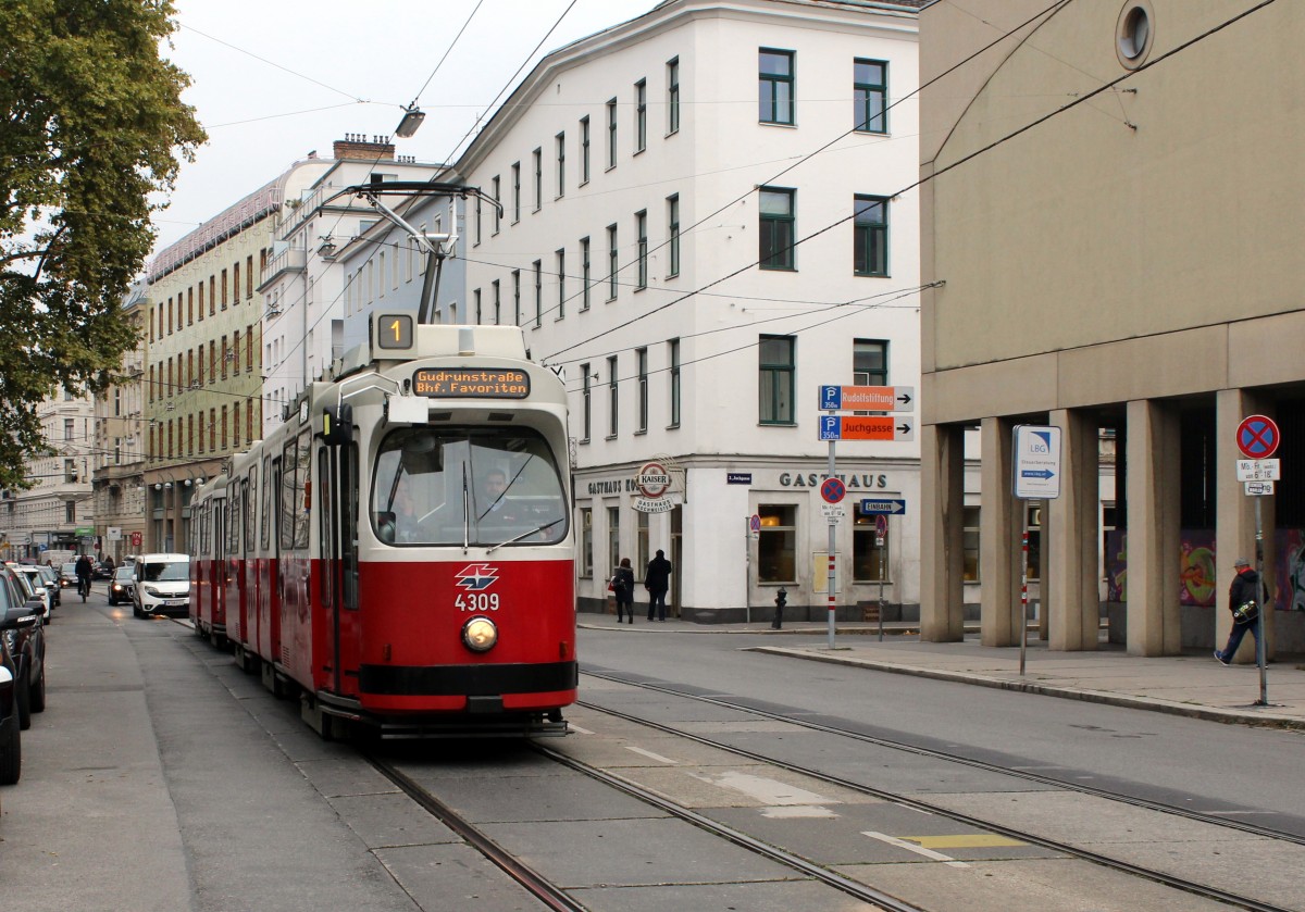Wien Wiener Linien Straßenbahntypen in Betrieb. - Stand: Mitte Oktober 2015. - Auch die Firma ROTAX (vorm. Lohner) in Wien-Floridsdorf lieferte Triebwagen des Typs E2: Die Serie 4301 - 4324 wurde in den Jahren 1977 - 1990 gebaut und geliefert. - Foto: Der E2 4309 (Bj 1978) mit dem Beiwagen c5 1509 fährt als SL 1 am 12. Oktober 2015 in der Ungargasse. Der Zug befindet sich außerhalb der Stammstrecke auf der Betriebsfahrt zum Bahnhof (= Betriebsbahnhof) Favoriten.