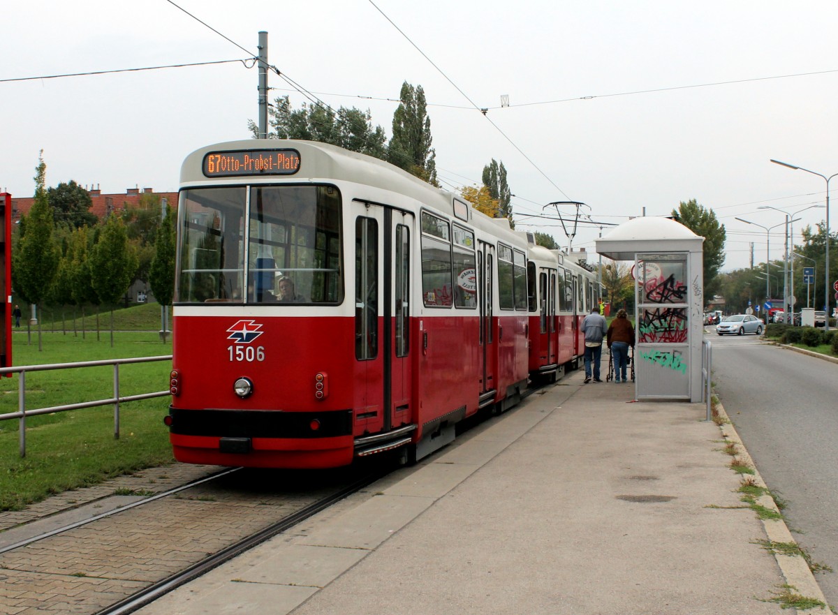 Wien Wiener Linien Straßenbahntypen in Betrieb. - Stand: Mitte Oktober 2015. - Die Firma ROTAX (vorm. Lohner) lieferte in den Jahren 1977 bis 1991 die Beiwagenserie c5 1401 - 1517 an die Wiener Verkehrsbetriebe. - Foto: Der Bw 1506 (Bj 1989) hält als SL 67 am 11. Oktober 2015 an der Haltestelle Frödenplatz.