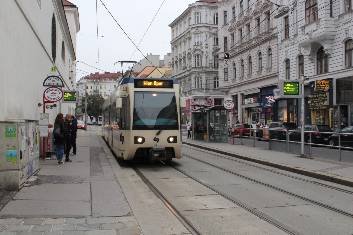 Wien Wiener Linien: Tw 413 hält am 11. Oktober 2015 an der Haltestelle Paulanergasse in der Wiedner Hauptstraße.