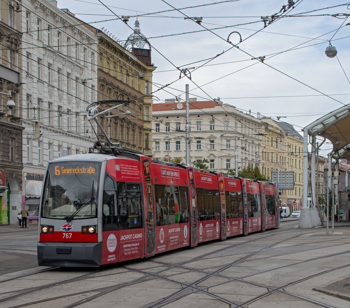 Wien 

Wiener Linien ULF B1 767  Casino wien  als Linie 6, Urban-Loritz-Platz, 25.09.2019. 