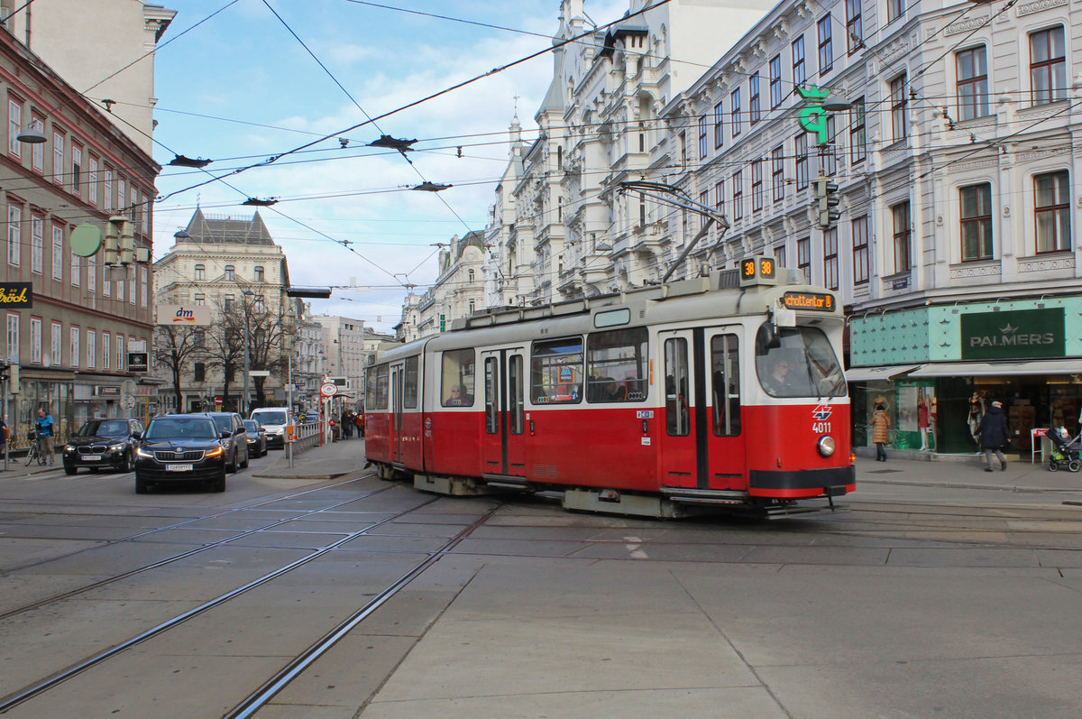 Wien Wiener Linien: Von einigen kurzzeitigen Linienänderungen abgesehen bedient die Wiener Straßenbahnlinie 38 seit 1907 die Strecke Schottentor - Grinzing. Unter den Touristen ist die SL 38 eine der bekanntesten Straßenbahnlinien, da man mit dieser Linie von der Inneren Stadt direkt zum Weinort Grinzing, das mit seinen vielen Heurigenlokalen ein beliebtes Ausflugsziel ist, fahren kann. - Zum Bild, das mein zwölftausendstes auf Bahnbilder.de ist: Es zeigt den GT6 E2 4011 (SGP 1978) als SL 38 in der Straßenkreuzung Nußdorfer Straße / Währinger Straße / Spitalgasse (im 9. Bezirk, Alsergrund). Datum: 14. Feber / Februar 2019.