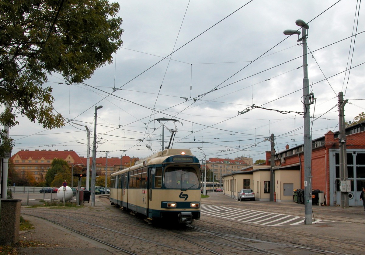 Wien Wiener Lokalbahn am 20. Oktober 2010: Der Gelenktriebwagen 4-101 der SGP-Reihe 100 verlässt gerade den Betriebsbahnhof in der Wolfganggasse.