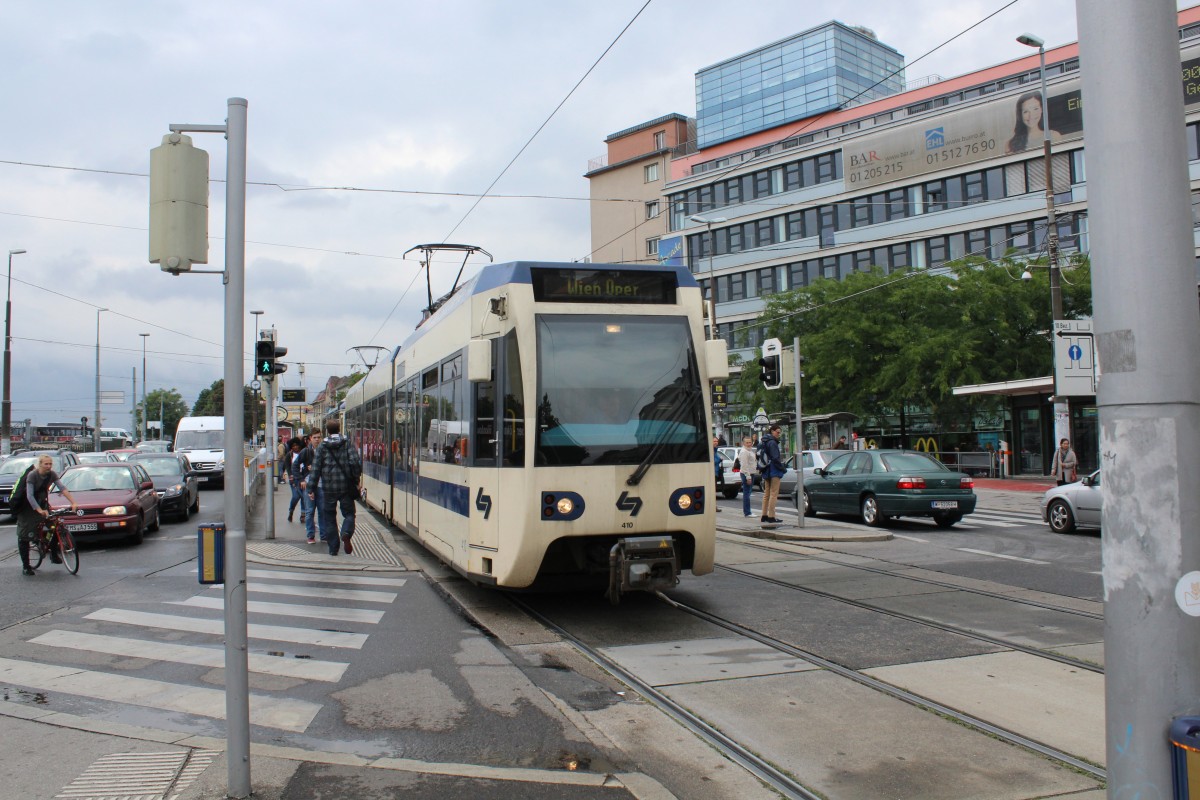 Wien Wiener Lokalbahn Niederflur-Gelenktriebwagen 410 Eichenstrasse / ÖBB-/U-Bahnhof Meidling am 11. Juli 2014.