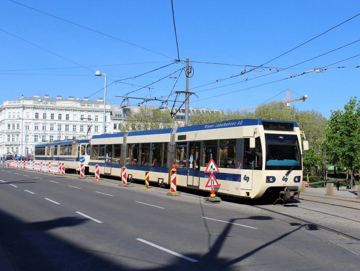 Wien Wiener Lokalbahn Tw 408 + Tw 1xx IV, Wieden, Wiedner Hauptstraße / Karlsplatz am 21. April 2018.