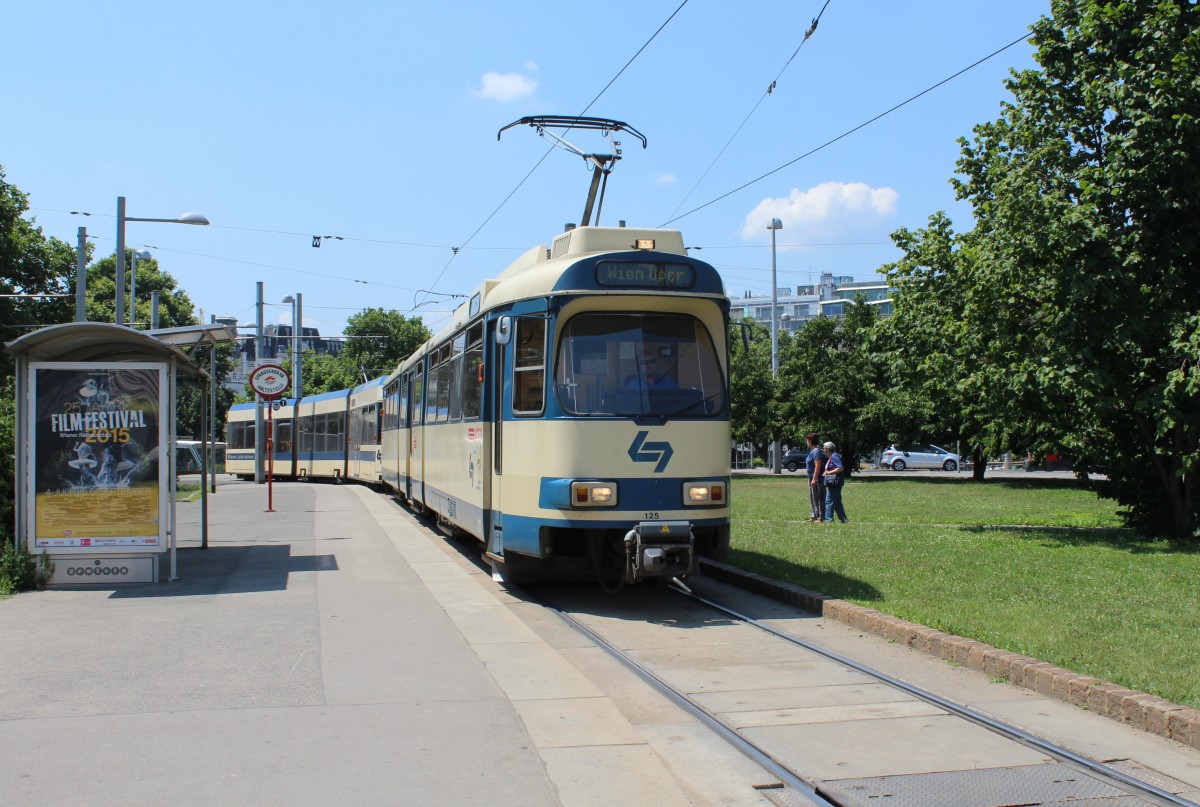 Wien Wiener Lokalbahnen AG: Zug in Richtung Wien Oper (Gelenktriebwagen 125) Karlsplatz am 1. Juli 2015.