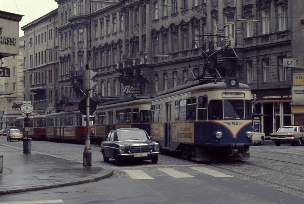 Wien Wiener Lokalbahnen: WLB-Zug IV, Wieden, Wiedner Hauptstraße / Schleifmühlgasse am 2. November 1975. Der Zug fährt in Richtung Baden. - Scan eines Diapositivs. Kamera: Minolta SRT-101.