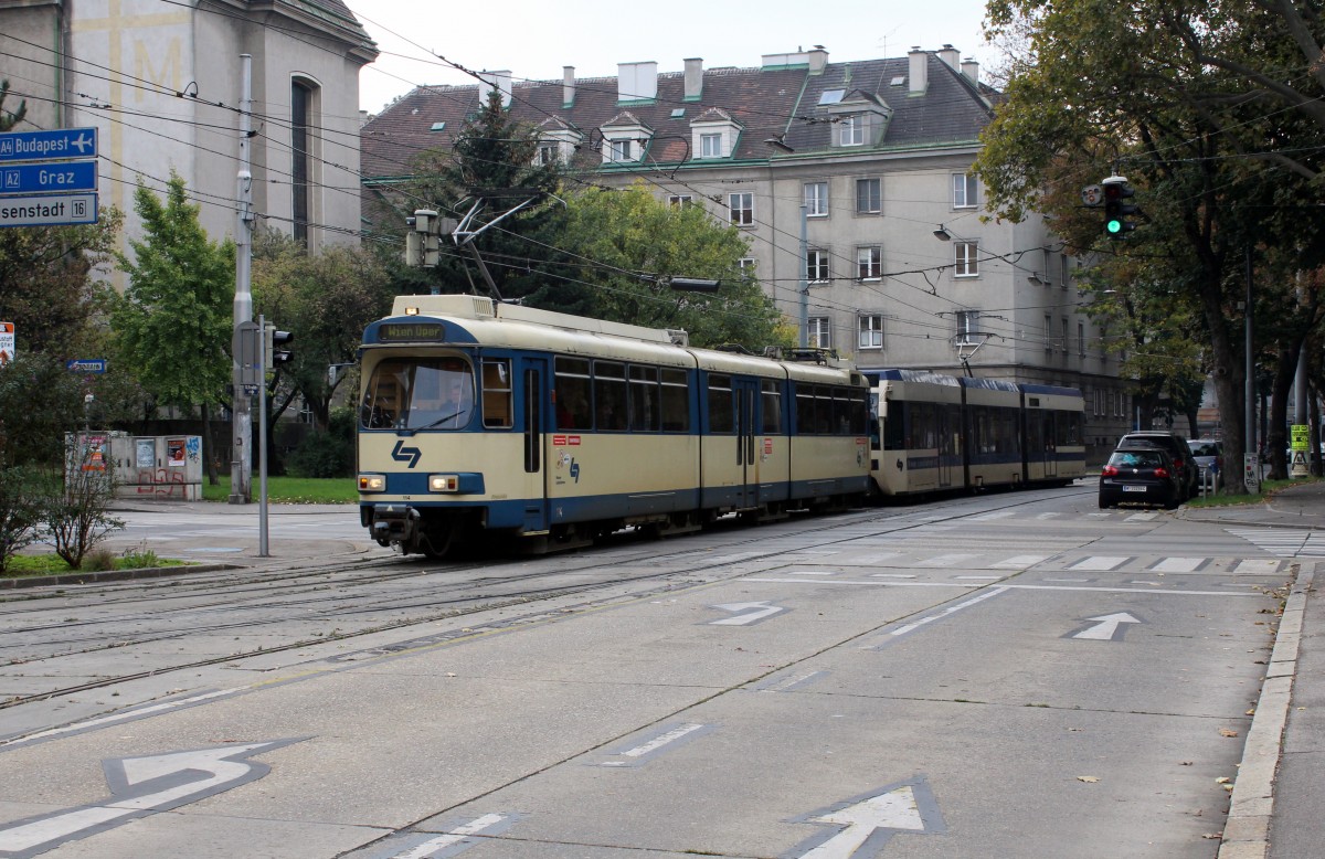 Wien Wiener Lokalbahnen Zug in Richtung Wien, Oper (GTw 114) Flurschützstraße / Gaudenzdorfer Gürtel am 12. Oktober 2015.