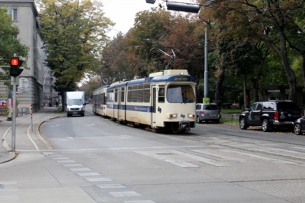 Wien Wiener Lokalbahnen: Zug in Richtung Wien, Oper (GTw 117) Flurschützstraße / Gaudenzdorfer Gürtel am 12. Oktober 2015.