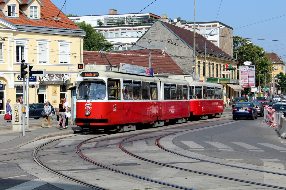 Wien Wiener SL 60 (E2 4033 + c5 1433) Hietzing (13. (XIII) Bezirk), Anna-Strauss-Platz / Hietzinger Hauptstraße / Dommayergasse / Lainzer Straße (Hst. Dommayergasse) am 26. Juli 2016. - Der kleine Platz wurde 2006 nach Anna Strauss (1801 - 1870), die die Mutter von Johann Strauss Sohn war, benannt. - Benannt wurde die Dommayergasse nach dem Kammmacher und Kasinobesitzer Ferdinand Dommayer, der von 1799 bis 1858 lebte.