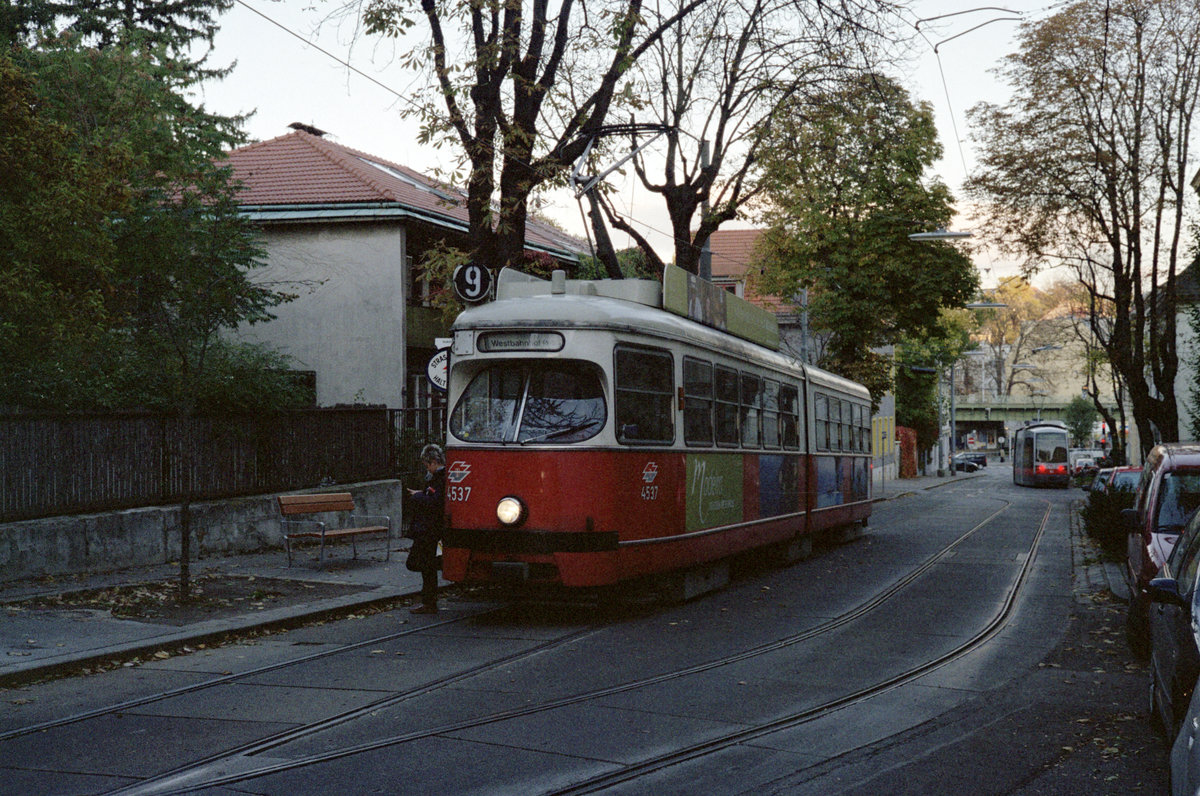 Wien Wiener Stadtwerke-Verkehrsbetribe / Wiener Linien: Gelenktriebwagen des Typs E1: E1 4537 (Bombardier-Rotax, vorm. Lohnerwerke 1974, auf der SL 9 Gersthof, Wallrißstraße / Schöffelgasse (Endstation Gersthof) am 21. Oktober 2010. - Scan eines Farbnegativs. Film: Fuji S-200. Kamera: Leica CL