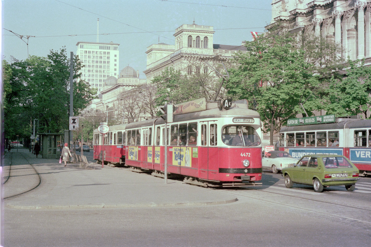 Wien Wiener Stadtwerke-Verkehrsbetriebe / Wiener Linien: Gelenktriebwagen des Typs E1: Motiv: E1 4472 (Lohnerwerke 1967) auf der SL AK. Ort: Schottenring / Wipplingerstraße / Börse. Datum: 30. April 1976. - Neuer Scan eines Farbnegativs. Film: Kodak Kodacolor II. Kamera: Minolta SRT-101.