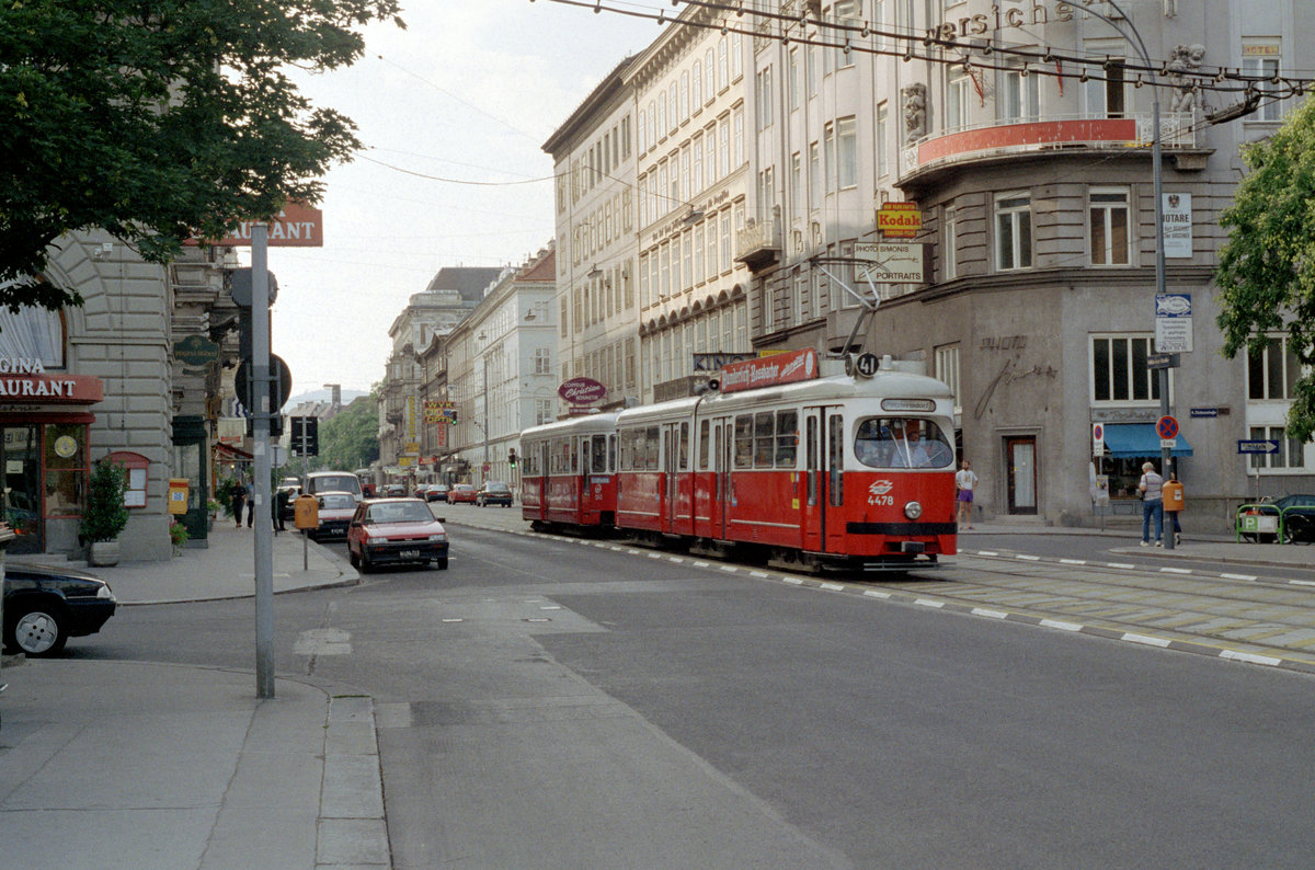 Wien Wiener Stadtwerke-Verkehrsbetriebe / Wiener Linien: Gelenktriebwagen des Typs E1: Eines Tages im Juli 1992 fährt der E1 4478 mit dem c3 1243 als SL 41 in der Währinger Straße an der Türkenstraße. - Hersteller der Straßenbahnfahrzeuge: Lohnerwerke. Baujahre: 1968 bzw. 1961. - Neuer Scan eines Farbnegativs. Film: Kodak Gold 200. Kamera: Minolta XG-1.