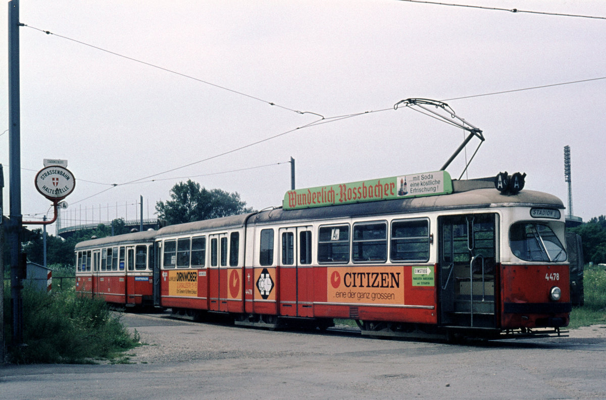 Wien Wiener Stadtwerke-Verkehrsbetriebe / Wiener Linien: Gelenktriebwagen des Typs E1: Eine E1+c3-Garnitur bestehend aus dem Tw E1 4478 und dem Bw c3 11** auf der SL AK hält eines Tages im Juli 1975 in der Kehrschleife am Stadion. - Neuer Scan eines Diapositivs. Film: Agfachrome 50S. Kamera: Minolta SRT-101.