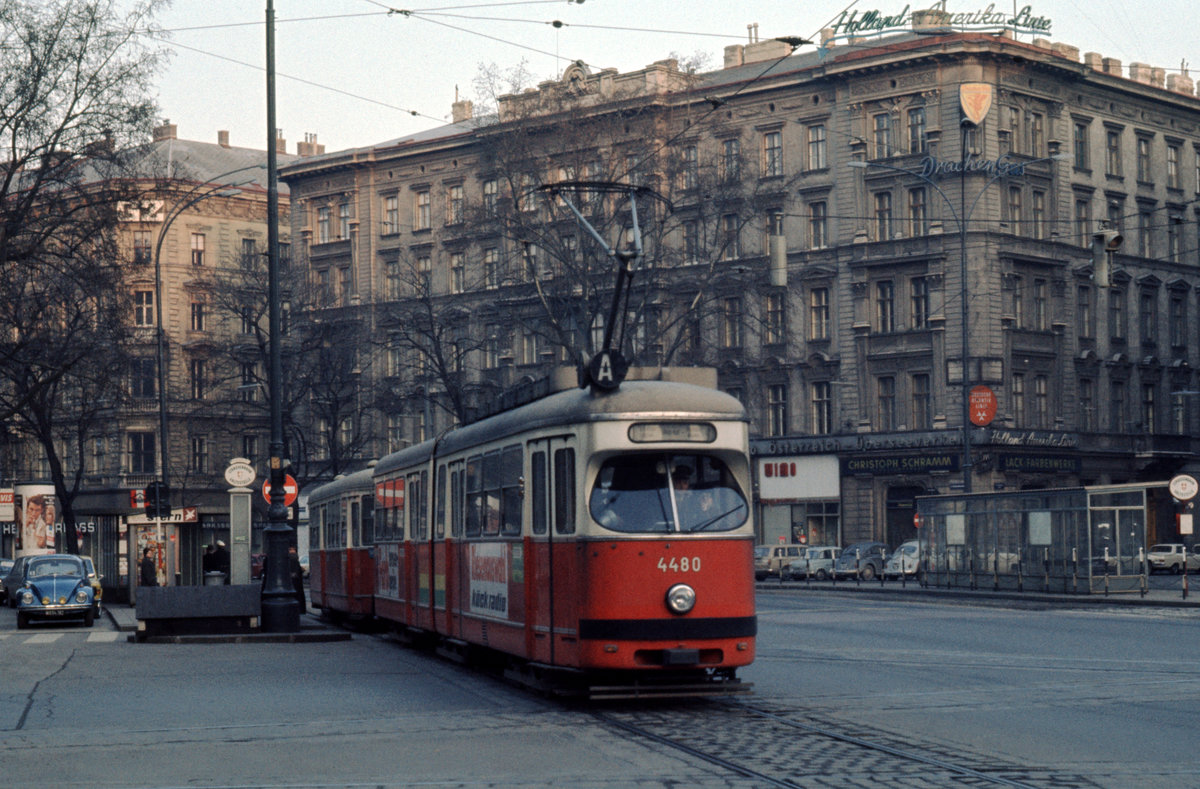 Wien Wiener Stadtwerke-Verkehrsbetriebe / Wiener Linien: Gelenktriebwagen des Typs E1: E1 4480 als SL A Schubertring / Schwarzenbergstraße / Kärntner Ring / Schwarzenbergplatz (I, Innere Stadt) am 26. Januar 1974. - Neuer Scan eines Diapositivs. Film: Kodak Ektachrome. Kamera: Minolta-SRT-101. 