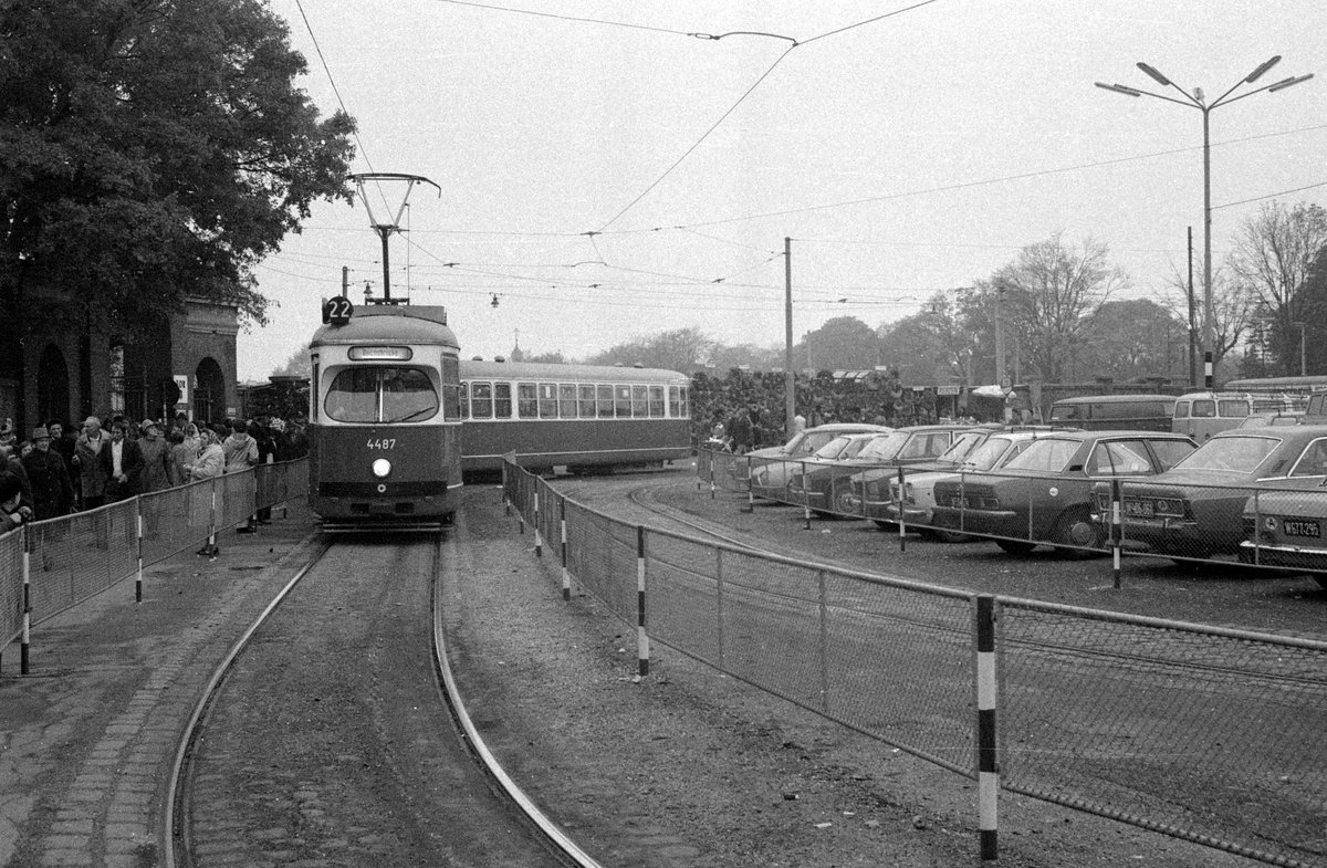 Wien Wiener Stadtwerke-Verkehrsbetriebe / Wiener Linien: Gelenktriebwagen des Typs E1: E1 4487 als SL 22 (Z). Ort: Zentralfriedhof, 3. Tor (XI, Simmering). Datum: 1. November 1975. An diesem Tag, Allerheiligen, bedienten die folgenden Linien den Wiener Zentralfriedhof: 6, 22 (Z), 29 (Z), 35, 46 (Z) und 71. - Neuer Scan eines S/W-Negativs. Film: Kodak Tri X Pan Film. Kamera: Kodak Retina Automatic II.