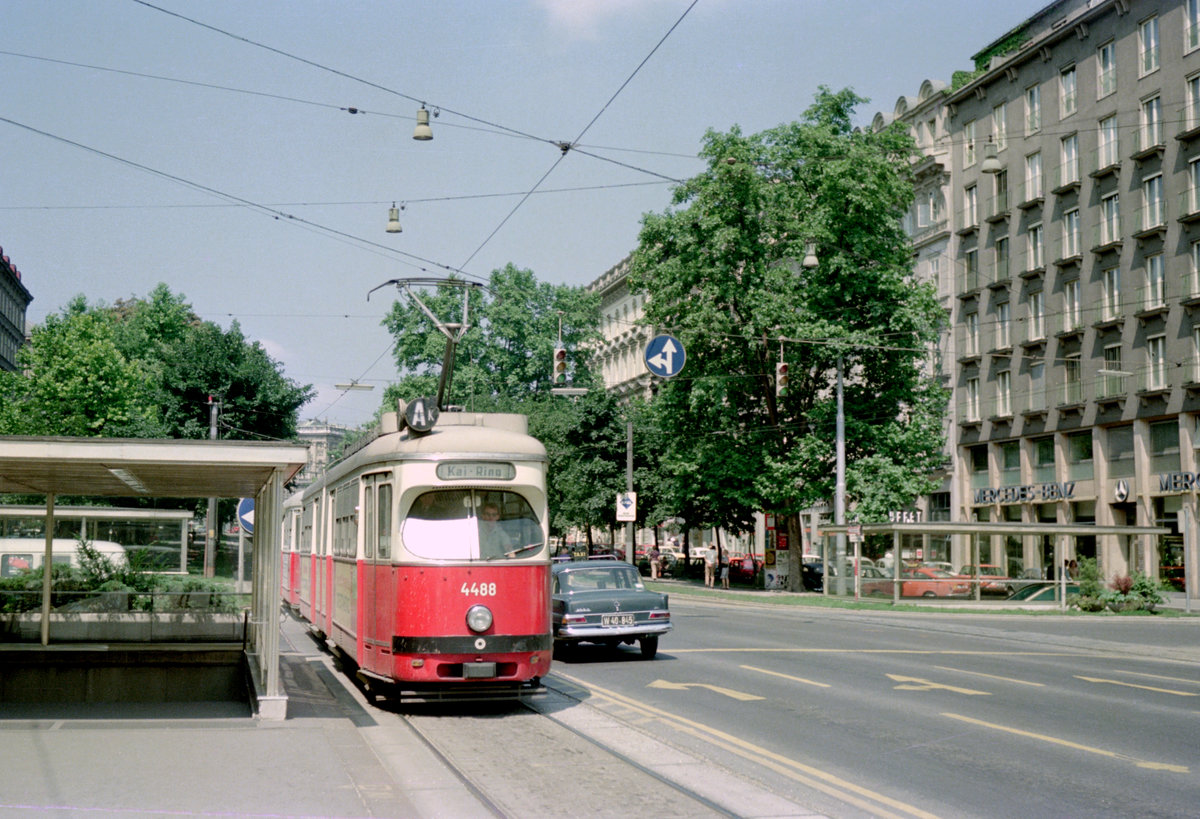 Wien Wiener Stadtwerke-Verkehrsbetriebe / Wiener Linien: Gelenktriebwagen des Typs E1: E1 4488 (Lohnerwerke 1968) als SL AK. Ort: Opernring. Datum: 16. Juli 1974. - Neuer Scan eines Farvenegativs. Film: Kodak Kodacolor II. Kamera: Kodak Retina Automatic II.