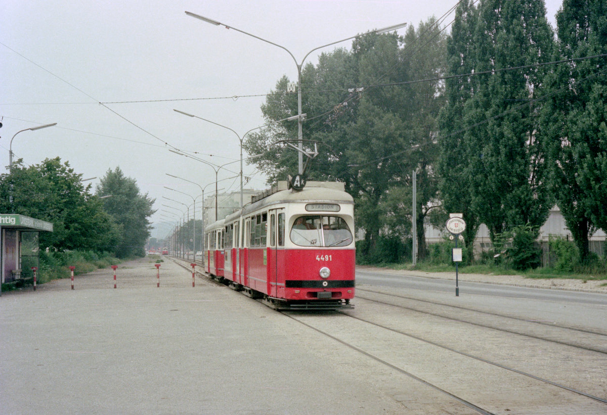 Wien Wiener Stadtwerke-Verkehrsbetriebe / Wiener Linien: Gelenktriebwagen des Typs E1: E1 4491 als SL AK am Stadion im Juli 1975. - Hersteller / Baujahr des Tw: Lohnerwerke / 1969. - Neuer Scan eines Farbnegativs. Film: Kodak Kodacolor II. Kamera: Kodak Retina Automatic II. 