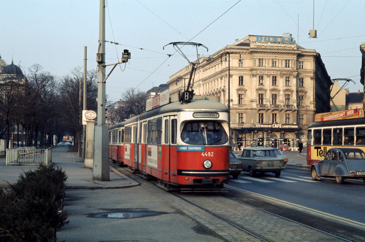 Wien Wiener Stadtwerke-Verkehrsbetriebe / Wiener Linien: Gelenktriebwagen des Typs E1: E1 4492 auf der SL BK. Ort: Dr.-Karl-Lueger-Ring / Rathaus / Burgtheater (I, Innere Stadt). Datum: 26. Januar 1974. - Neuer Scan eines Diapositivs. Film: Kodak Ektachrome. Kamera: Minolta SRT-101.