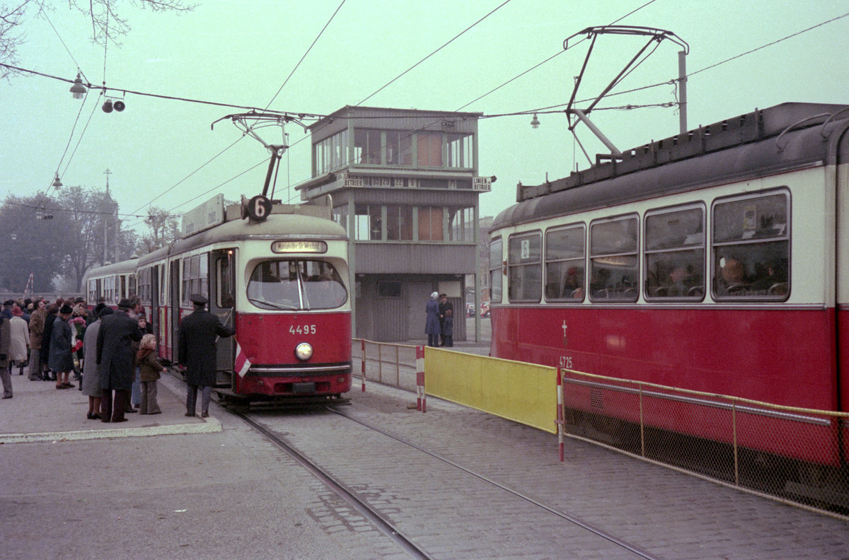Wien Wiener Stadtwerke-Verkehrsbetriebe / Wiener Linien: Gelenktriebwagen des Typs E1: E1 4495 hält am 1. November 1975 als SL 6 in der Station Zentralfriedhof, 2. Tor. Der Zugabfertiger hat das Abfahrtszeichen noch nicht gegeben. - Hersteller / Baujahr des Tw: Lohnerwerke / 1969. - Neuer Scan eines Farbnegativs. Film: Kodak Kodacolor II. Kamera: Kodak Retina Automatic II.
