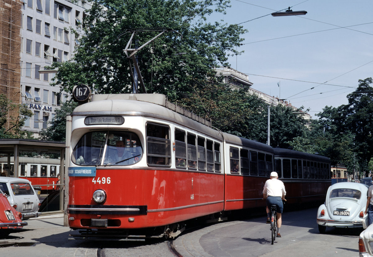 Wien Wiener Stadtwerke-Verkehrsbetriebe / Wiener Linien: Gelenktriebwagen des Typs E1: Der E1 4496 hält am 15. Juni 1971 als SL 167 in der Endstation Ring / Oper (I, Innere Stadt, Kärntner Ring / Kärntner Straße). - Neuer Scan eines Diapositivs. Kamera: Minolta SRT-101.