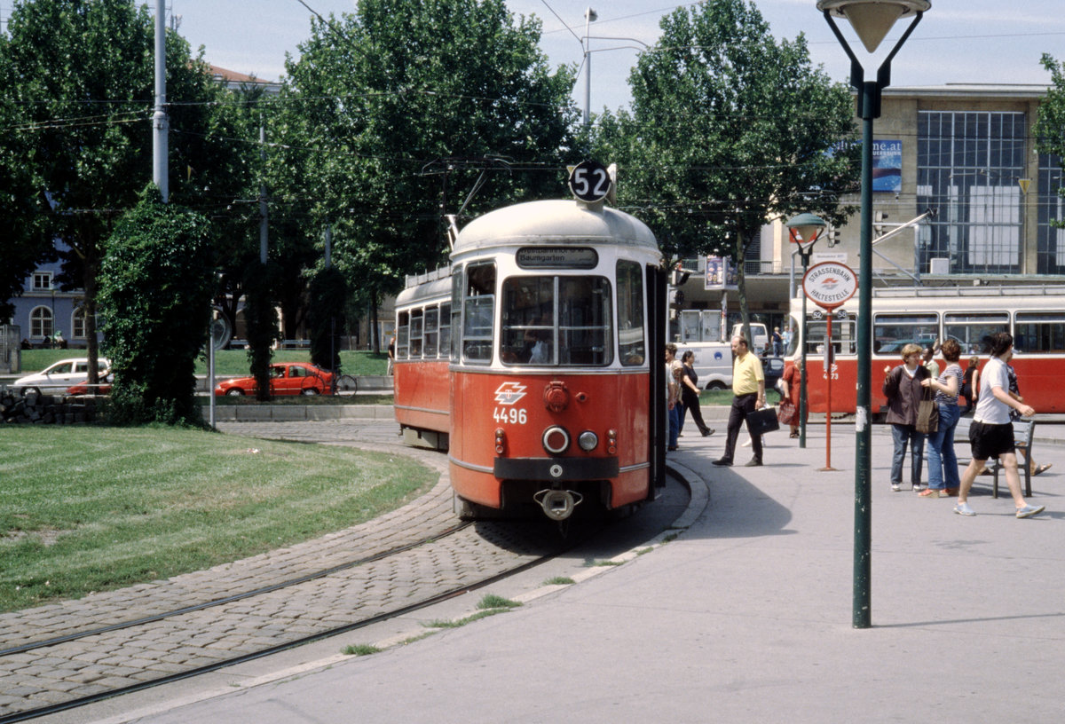 Wien Wiener Stadtwerke-Verkehrsbetriebe / Wiener Linien: Gelenktriebwagen des Typs E1: Der E1 4496 (Lohnerwerke 1969) hält eines Tages im Juli 2005 als SL 52 in der Schleife der Endstation Westbahnhof. - Neuer Scan eines Diapositivs. Film: Kodak Ektachrome ED-3. Kamera: Leica CL.