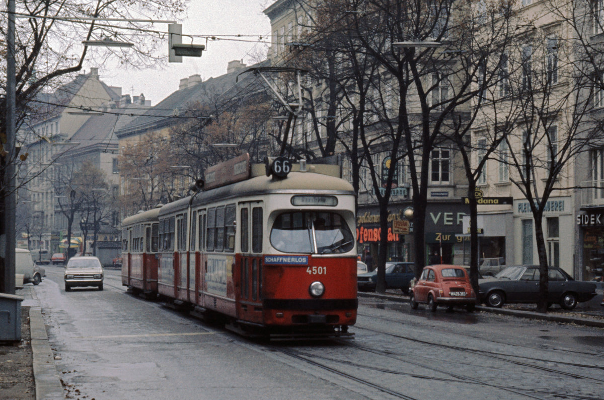Wien Wiener Stadtwerke-Verkehrsbetriebe / Wiener Linien: Gelenktriebwagen des Typs E1: Der E1 4501 auf der SL 66 befindet sich am 2. November 1975 in der Wiedner Hauptstraße / Ecke Graf-Starhemberg-Gasse. - Die Lohnerwerke stellten 1971 den E1 4501 her. - Neuer Scan eines Diapositivs. Film: Kodak Ektachrome. Kamera: Minolta SRT-101.
