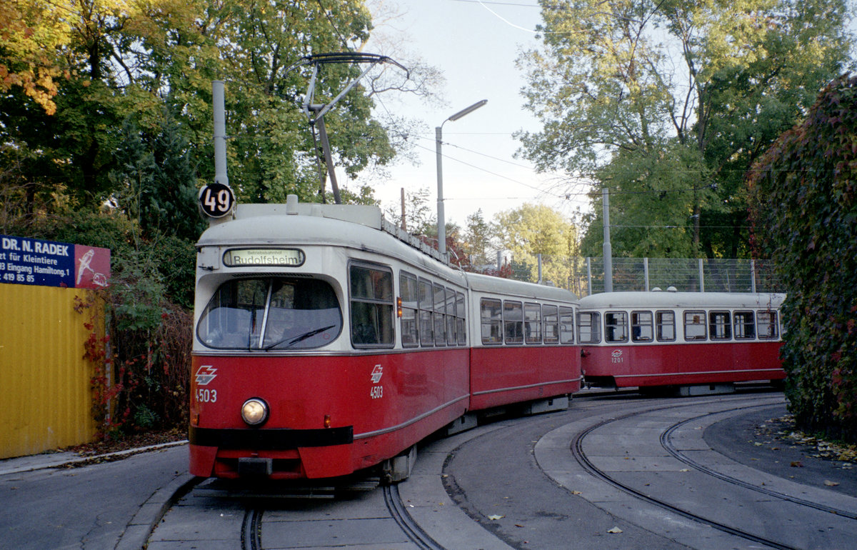 Wien Wiener Stadtwerke-Verkehrsbetriebe / Wiener Linien: Gelenktriebwagen des Typs E1: Am 20. Oktober 2010 wartet eine E1+c3-Garnitur bestehend aus dem E1 4503 (Lohnerwerke 1971) und dem c3 1201 (Lohnerwerke 1960) auf dem 49er auf den nächsten Einsatz. Ort: Hütteldorf, Bujattigasse. - Scan eines Farbnegativs. Film: Fuji S200. Kamera: Leica C2