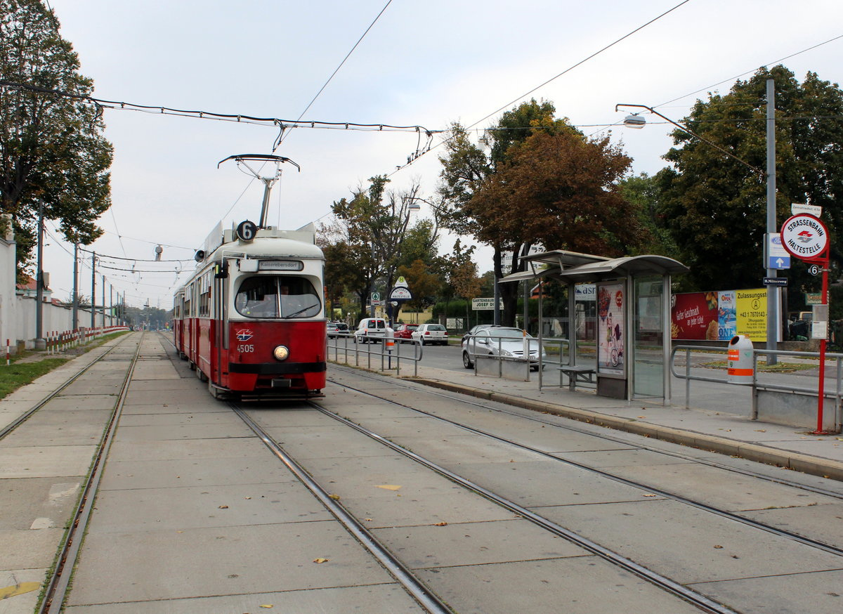 Wien Wiener Stadtwerke-Verkehrsbetriebe / Wiener Linien: Gelenktriebwagen des Typs E1: Der E1 4505 fährt am 12. Oktober 2015 als SL 6 in der Simmeringer Hauptstraße am Zentralfriedhof 4. Tor. - Hersteller des Tw: Lohnerwerke. Baujahr: 1972.