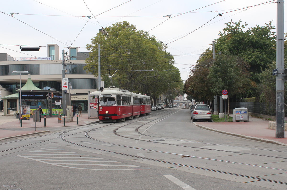 Wien Wiener Stadtwerke-Verkehrsbetriebe / Wiener Linien: Gelenktriebwagen des Typs E1: Motiv: E1 4507 + c3 1227 (Lohnerwerke 1972 bzw. 1961). Ort: Polkorabplatz (XI, Simmering). Datum: 12. Oktober 2015.