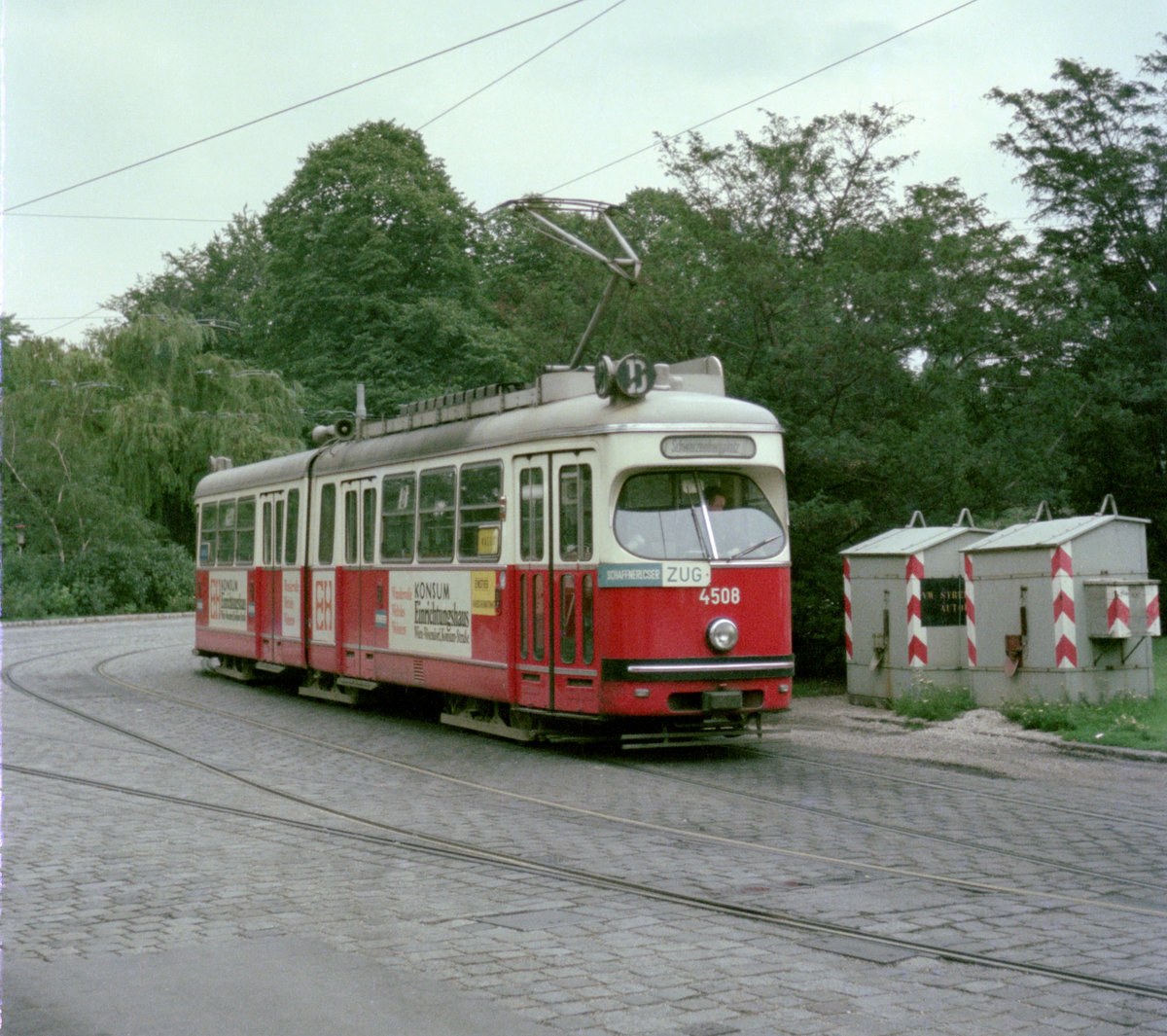 Wien Wiener Stadtwerke-Verkehrsbetriebe / Wiener Linien: Gelenktriebwagen des Typs E1: Der E1 4508 (Lohnerwerke 1972) auf der SL D/ (69) hält am 20 Juli 1974 in der Wendeschleife am Südbahnhof. - Neuer Scan eines Farbnegativs. Film: Kodak Kodacolor II. Kamera: Kodak Retina Automatic II.  