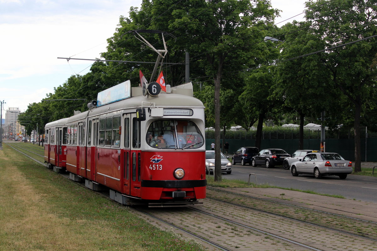 Wien Wiener Stadtwerke-Verkehrsbetriebe / Wiener Linien: Gelenktriebwagen des Typs E1: E1 4513 + c3 1203 als SL 6 Simmeringer Hauptstraße am 30. Juni 2017. - Hersteller und Baujahre der Straßenbahnfahrzeuge: Lohnerwerke 1972 bzw. 1960.