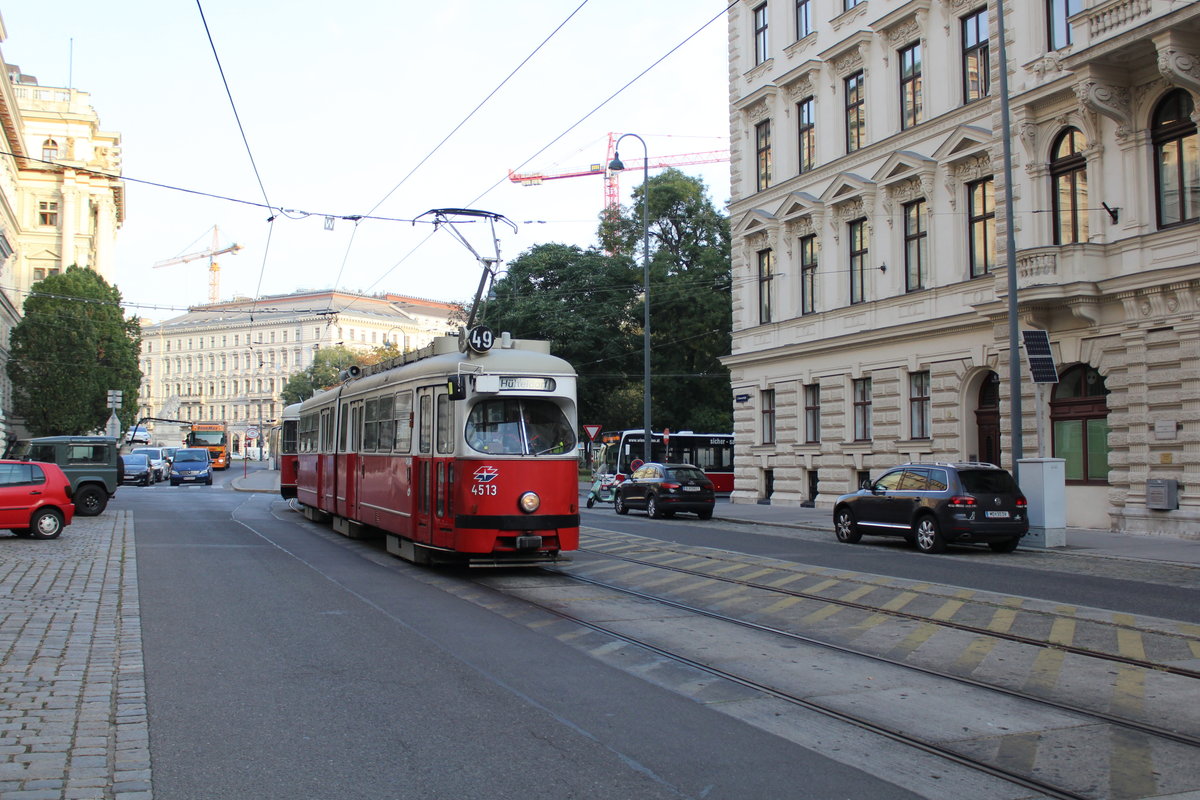 Wien Wiener Stadtwerke-Verkehrsbetriebe / Wiener Linien: Gelenktriebwagen des Typs E1: Motiv: E1 4513 (Lohnerwerke 1972) + c4 1338 (Bombardier-Rotax, vorm. Lohnerwerke, 1975) auf der SL 49. Ort: I, Innere Stadt, Hansenstraße. Datum: 15. Oktober 2018.