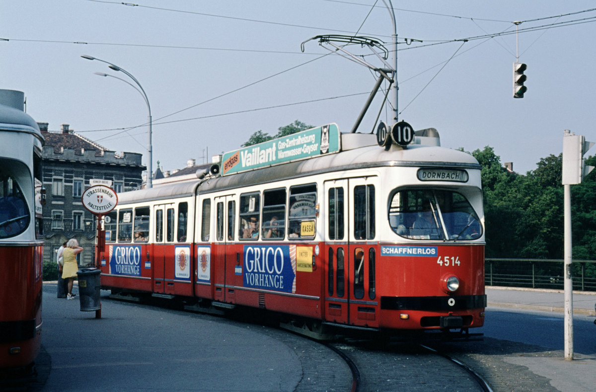 Wien Wiener Stadtwerke-Verkehrsbetriebe / Wiener Linien: Gelenktriebwagen des Typs E1: E1 4514 (Lohnerwerke 1972) auf der SL 10 Hietzing, Kennedybrücke (Endst.) im Juli 1975. - Neuer Scan eines Diapositivs. Film: Agfachrome 50S. Kamera: Minolta SRT-101.