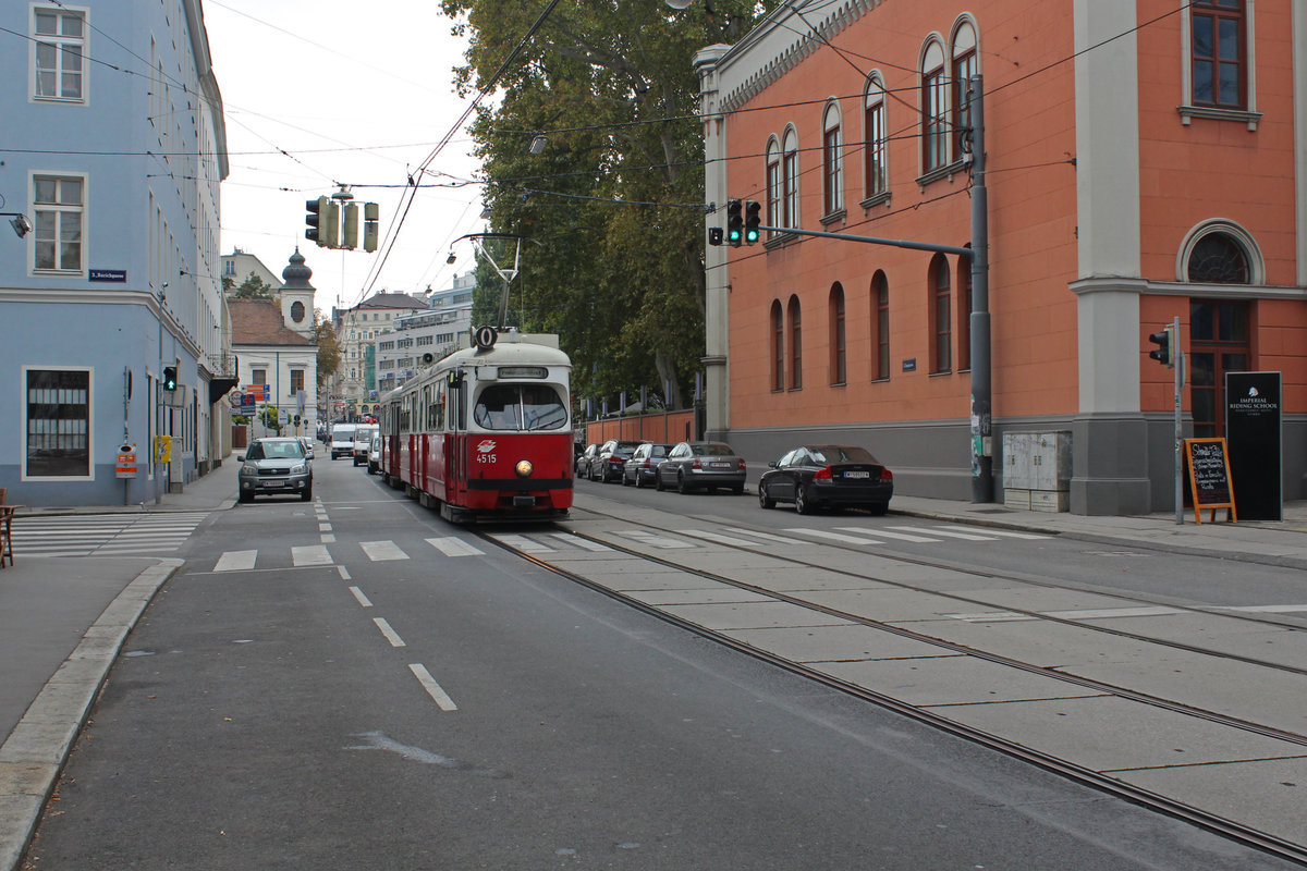 Wien Wiener Stadtwerke-Verkehrsbetriebe / Wiener Linien: Gelenktriebwagen des Typs E1: Am 12. Oktober 2015 gelang es mir, den E1 4515 auf der SL O in der Ungargasse / Ecke Barichgasse zu fotografieren. - Der Tw wurde 1972 von den Lohnerwerken hergestellt. 