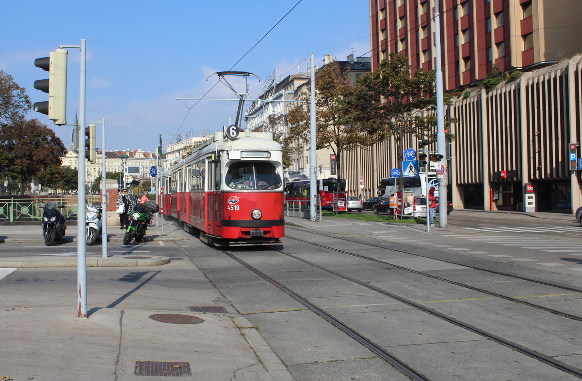 Wien Wiener Stadtwerke-Verkehrsbetriebe / Wiener Linien: Gelenktriebwagen des Typs E1: E1 4519 als SL 6 Mariahilfer Gürtel am 12. Oktober 2015.
