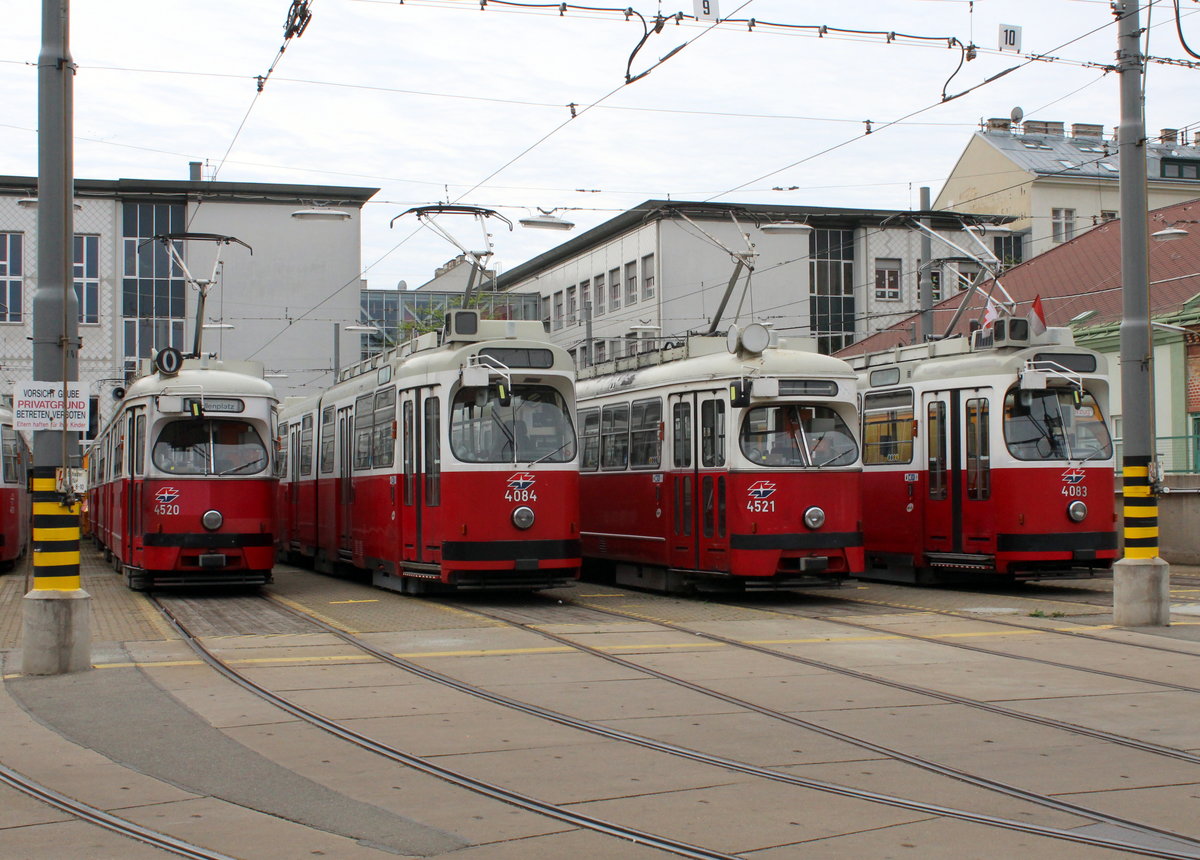 Wien Wiener Stadtwerke-Verkehrsbetriebe / Wiener Linien: Gelenktriebwagen des Typs E1: Am 1. Mai 2015 standen u.a. die Tw 4520 und 4521 im Straßenbahnbetriebsbahnhof Favoriten (X, Favoriten, Erlachgasse) abgestellt. - Hersteller und Baujahr der beiden E1: Lohnerwerke in Wien-Floridsdorf 1973.