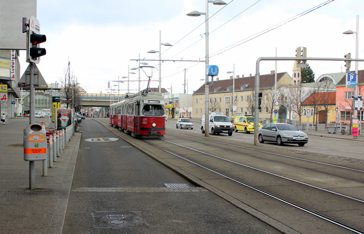 Wien Wiener Stadtwerke-Verkehrsbetriebe / Wiener Linien: Gelenktriebwagen des Typs E1: Am 22. März 2016 fährt der E1 4521 mit dem Bw c4 1372 auf der SL 6 in der Simmeringer Hauptstraße in Richtung Kaiserebersdorf. - Hersteller und Baujahre des Straßenbahnfahrzeuge: Lohnerwerke 1973 (E1 4521); Bombardier-Rotax, vorm. Lohnerwerke, 1977 (c4 1372).