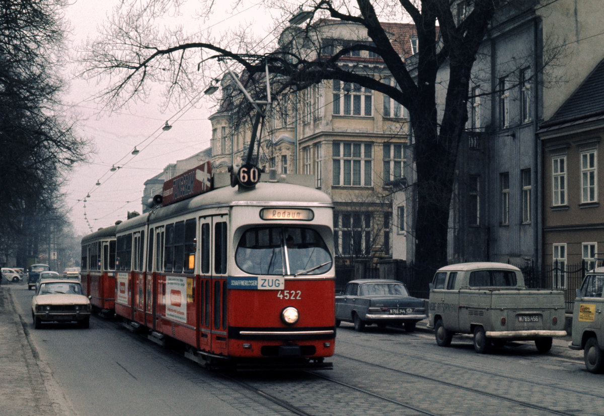 Wien Wiener Stadtwerke-Verkehrsbetriebe / Wiener Linien: Gelenktriebwagen des Typs E1: Am 30. Januar 1974 befindet sich der E1 4522 auf der SL 60 in der Lainzer Straße in Richtung Rodaun. - Neuer Scan eines Diapositivs. Film: Kodak Ektachrome. Kamera: Minolta SRT-101. 