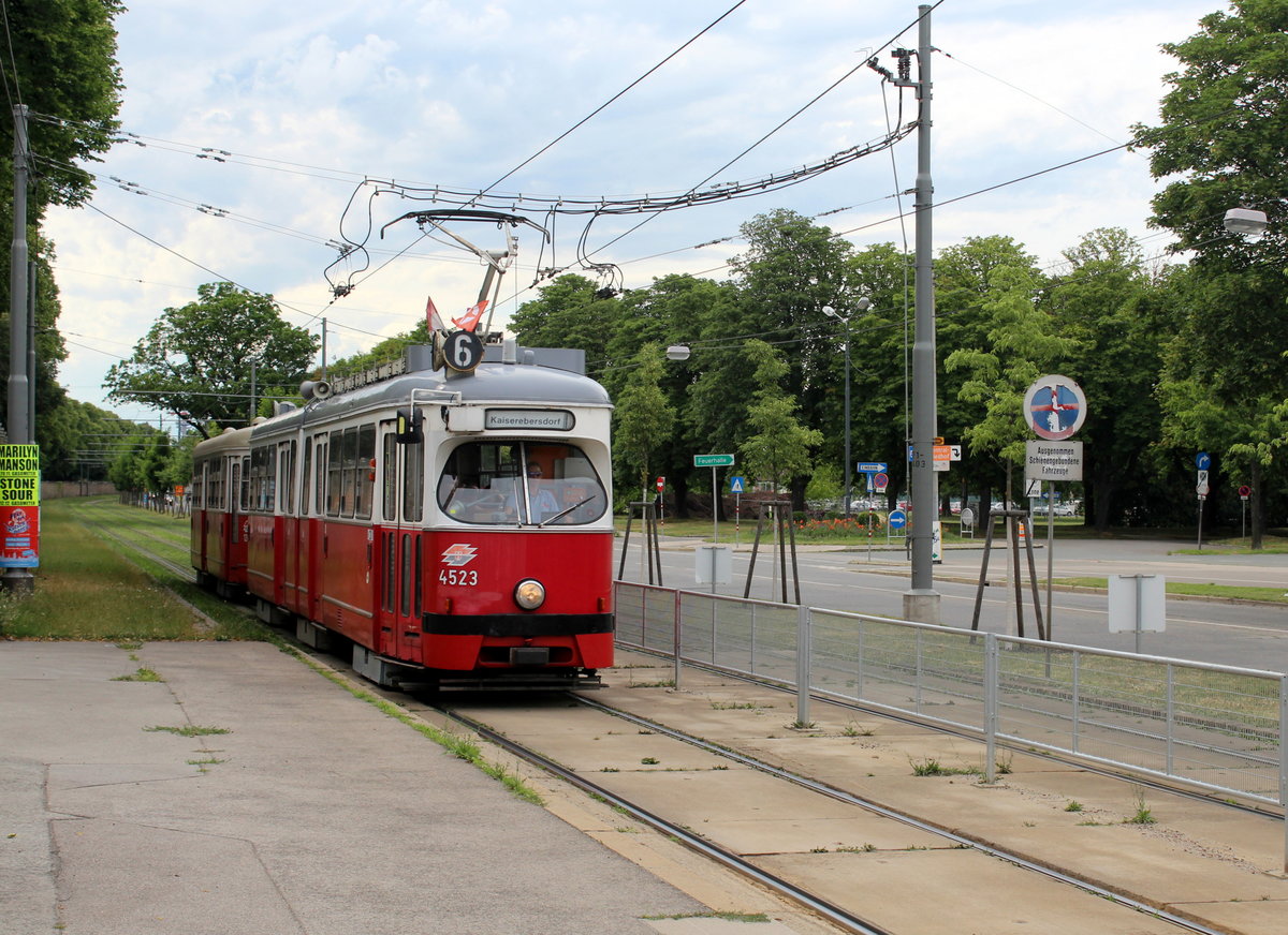 Wien Wiener Stadtwerke-Verkehrsbetriebe / Wiener Linien: Gelenktriebwagen des Typs E1: Eine E1+c3-Garnitur bestehend aus dem Tw 4523 und dem Bw 1260 auf der SL 6 erreicht am 30. Juni 2017 die Hst. Zentralfriedhof 2. Tor. - Hersteller der Straßenbahnfahrzeuge: Lohnerwerke in Wien-Floridsdorf. Baujahre: 1973 (E1 4523) und 1961 (c3 1260).