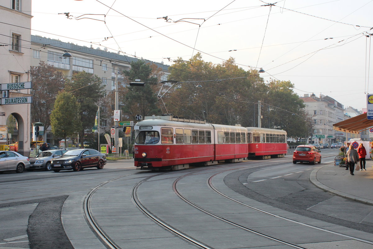 Wien Wiener Stadtwerke-Verkehrsbetriebe / Wiener Linien: Gelenktriebwagen des Typs E1: Motiv: E1 4528 + c4 1329 (Bombardier-Rotax 1973 bzw. 1975) auf der SL 26. Ort: XXI, Floridsdorf, Brünner Straße / Floridsdorfer Markt / Peitlgasse. Datum: 18. Oktober 2018.