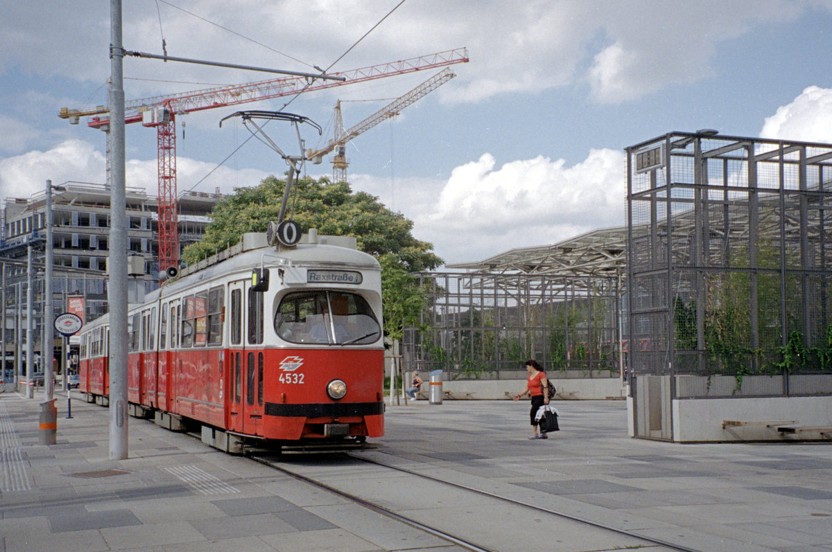 Wien Wiener Stadtwerke-Verkehrsbetriebe / Wiener Linien: Gelenktriebwagen des Typs E1: Motiv: E1 4532 als SL O. Ort: II, Leopoldstadt, Praterstern. Aufnahmedatum: 4. August 2010. - Scan eines Farbnegativs. Film: Kodak FB 200-7. Kamera: Leica C2.