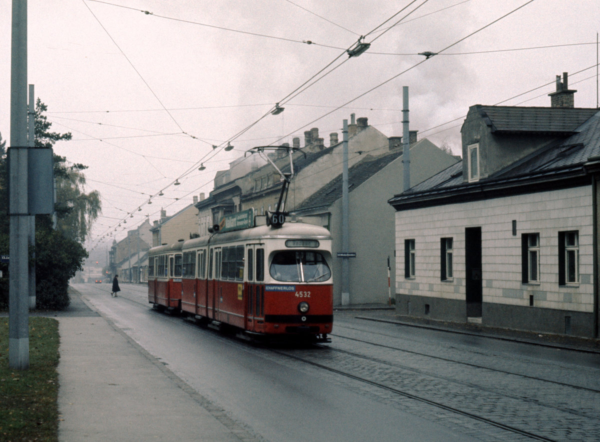 Wien Wiener Stadtwerke-Verkehrsbetriebe / Wiener Linien: Gelenktriebwagen des Typs E1: Motiv: E1 4532 (Bombardier-Rotax 1973) auf der SL 60. Ort: XIII, Hietzing, Speising, Speisinger Straße / Winkelbreiten. Aufnahmedatum: 2. November 1975. - Neuer Scan eines Diapositivs. Film: Kodak Ektachrome. Kamera: Minolta SRT-101.