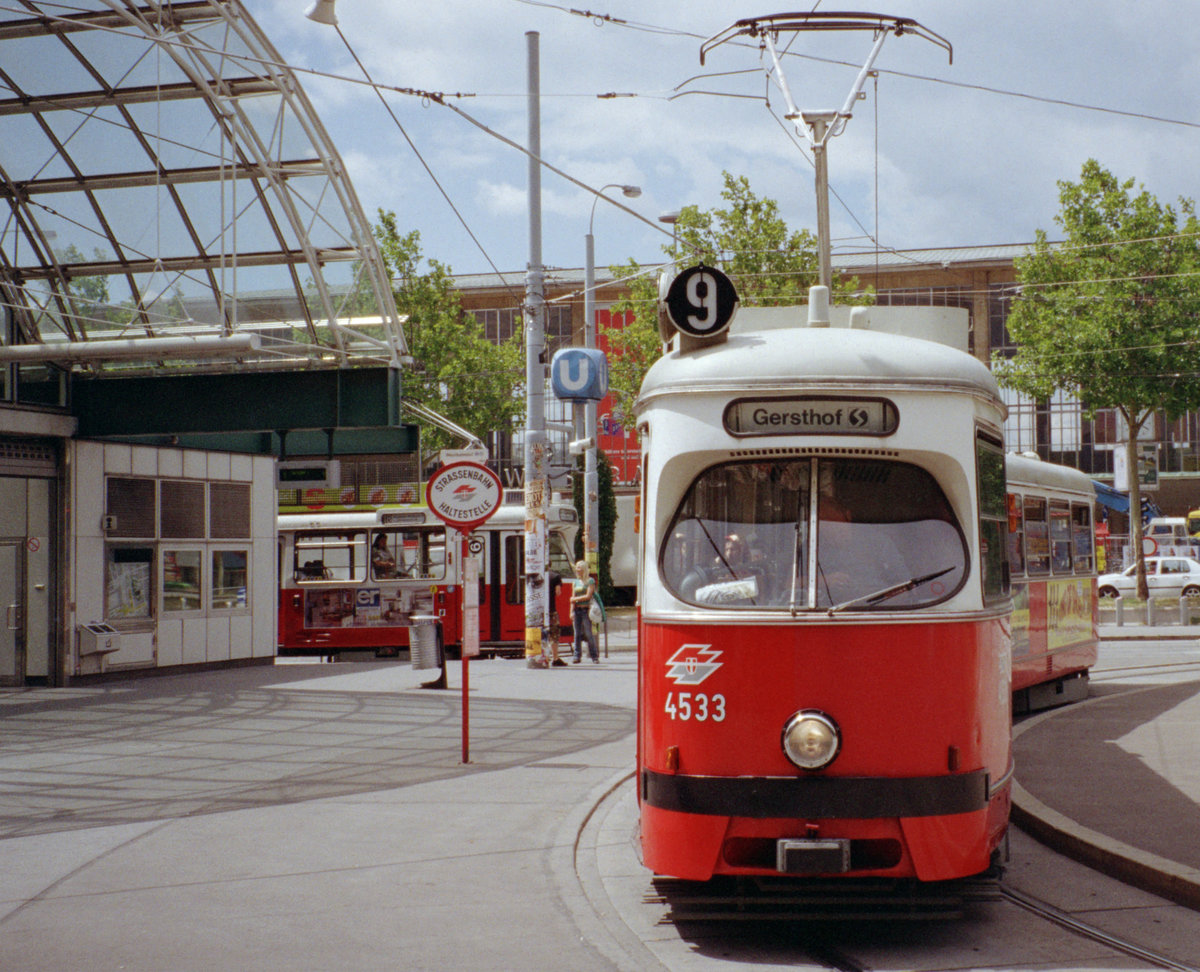 Wien Wiener Stadtwerke-Verkehrsbetriebe / Wiener Linien: Gelenktriebwagen des Typs E1: Motiv: E1 4533 als SL 9. Ort: Westbahnhof (Kehrschleife). Aufnahmedatum: 25. Juli 2007. - Neuer Scan eines Farbnegativs. Film: Agfa Vista 200. Kamera: Leica C2.