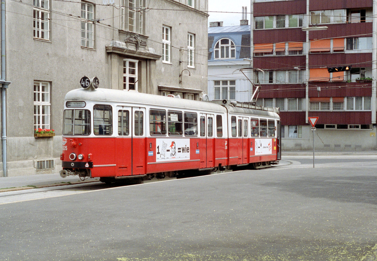 Wien Wiener Stadtwerke-Verkehrsbetriebe / Wiener Linien: Gelenktriebwagen des Typs E1: E1 4535 auf der SL 46 Joachimsthalerplatz im Juli 1992. - Hersteller und Baujahr des Tw: Bombardier-Rotax 1974. - Neuer Scan eines Farbnegativs. Film: Kodak Gold 200. Kamera: Minolta XG-1.