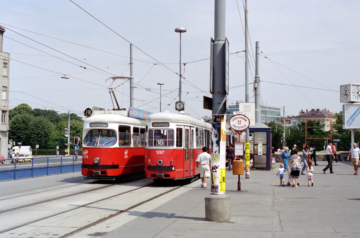 Wien Wiener Stadtwerke-Verkehrsbetriebe / Wiener Linien: Gelenktriebwagen des Typs E1: Im August 1994 trafen sich der E1 4535 mit einem unbekannten Beiwagen und ein unbekannter E1 mit dem Bw c3 1267 am Wiener Südbahnhof. - Den E1 4535 stellte die Firma Bombardier-Rotax, vorm. Lohnerwerke, 1974 her, während die Lohnerwerke im Jahre 1961 den c3 1267 bauten. - Neuer Scan eines Farbnegativs. Film: Kodak Gold 200. Kamera: Minolta XG-1.