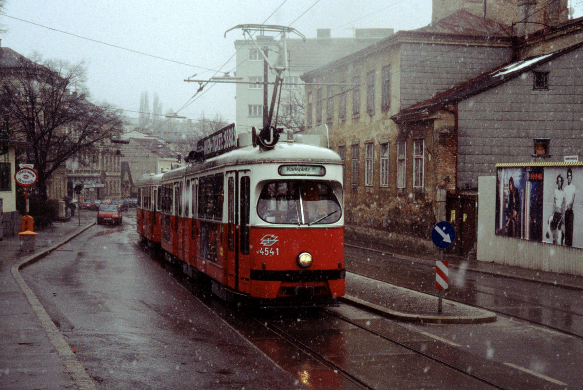 Wien Wiener Stadtwerke-Verkehrsbetriebe / Wiener Linien: Gelenktriebwagen des Typs E1: Am 19. März 2000, einem Tag mit Schneeregen, hält der E1 4541 mit einem Bw des Typs c3 auf der SL J in der Endstation Ottakringer Straße. - Der E1 4541 wurde 1975 von Bombardier-Rotax, vorm. Lohnerwerken, gebaut, während die Beiwagen des Typs c3 in den Jahren 1959 bis 1962 von den Lohnerwerken hergestellt wurden. - Neuer Scan eines Diapositivs. Film: Kodak Ektachrome ED3. Kamera: Leica CL.